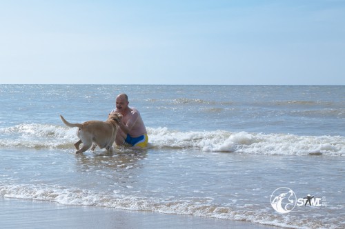 Auf den großen Mann muss Hund aufpassen. Der macht immer Blödsinn.