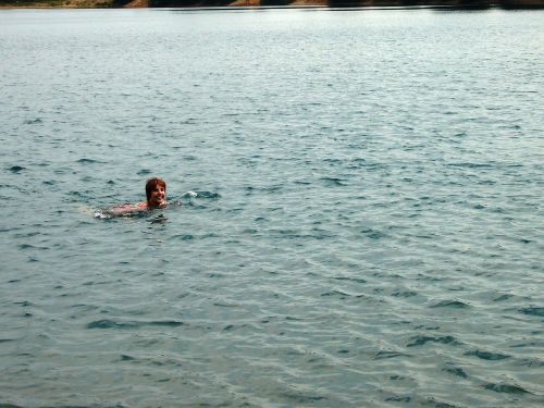 Da war auf einmal die kleine Frau auch im Wasser.